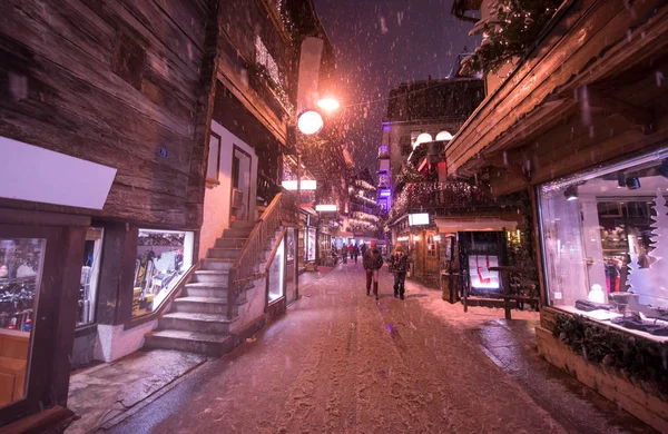 Снежная Улица Деревне Холодной Зимней Ночи — стоковое фото