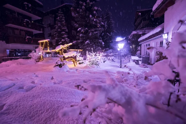 Snowy Rua Frio Inverno Noite Aldeia — Fotografia de Stock