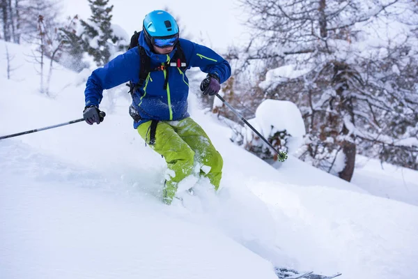 Freeride Skiër Met Rugzak Skiën Afdaling Verse Poeder Sneeuw — Stockfoto