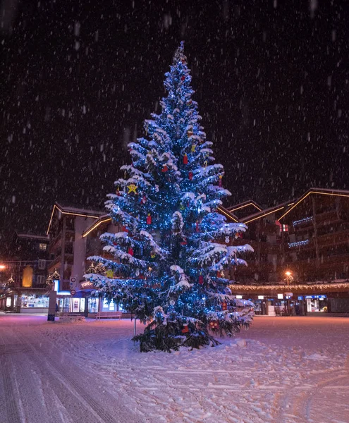 Strada Innevata Nel Freddo Villaggio Notte Inverno — Foto Stock