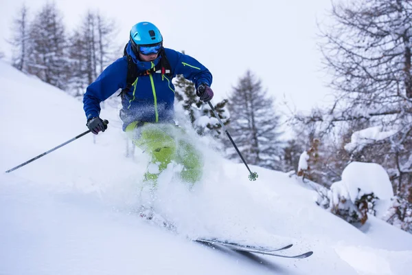 Freeride Skifahrer Mit Rucksack Auf Frischem Pulverschnee — Stockfoto