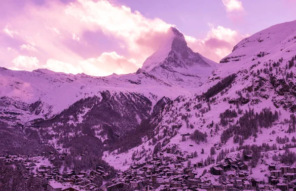 Dağ Matterhorn Zermatt Güzel Kış Gününde Taze Karla Kaplı — Stok fotoğraf