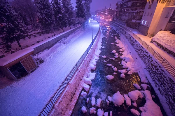 Hideg Téli Éjszakán Faluban Havas Utca — Stock Fotó