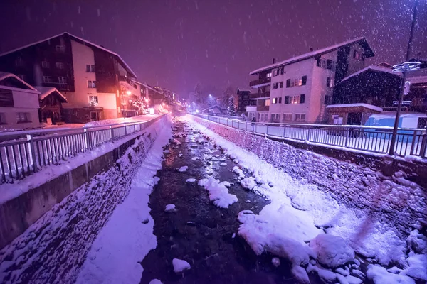 Zasněžené Ulice Chladné Zimní Noci Vesnici — Stock fotografie