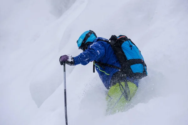 Freeride Esquiador Con Mochila Esquiando Cuesta Abajo Sobre Nieve Fresca — Foto de Stock