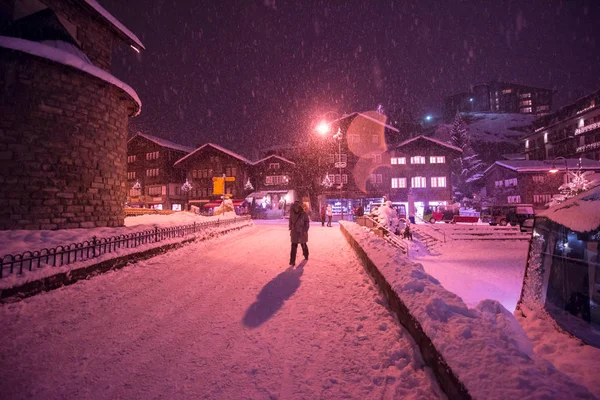 Snowy Rua Frio Inverno Noite Aldeia — Fotografia de Stock