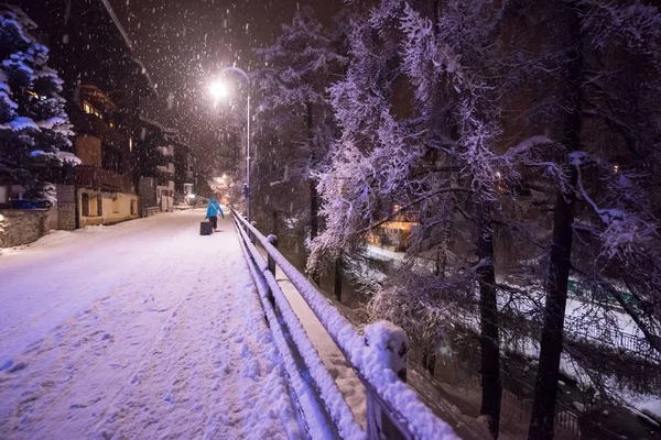 Zasněžené Ulice Chladné Zimní Noci Vesnici — Stock fotografie