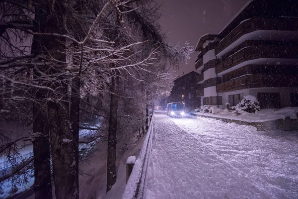 Elektrische Taxi Bus Besneeuwde Straten Alpine Autovrije Bergdorp Koude Winternacht — Stockfoto