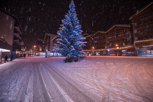 Snowy Rua Frio Inverno Noite Aldeia — Fotografia de Stock