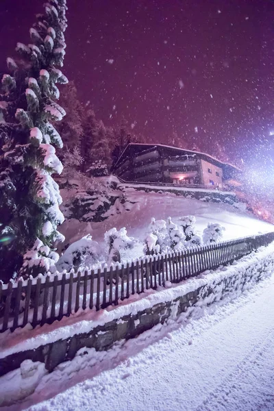 寒い冬の夜の村で雪に覆われた通り — ストック写真