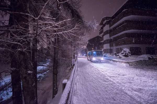 Ηλεκτρικά Ταξί Λεωφορείων Στους Χιονισμένους Δρόμους Στο Αυτοκίνητο Ελεύθερο Αλπικό — Φωτογραφία Αρχείου