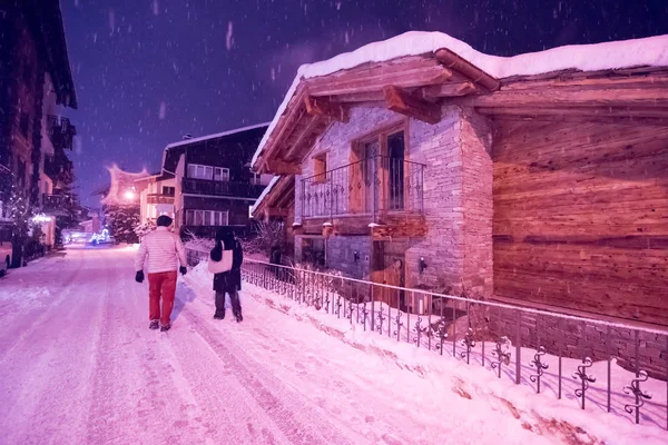 Snowy Rua Frio Inverno Noite Aldeia — Fotografia de Stock