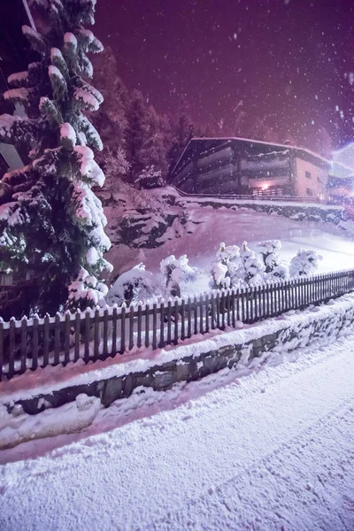 Snowy Rua Frio Inverno Noite Aldeia — Fotografia de Stock