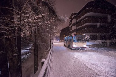 Karlı soğuk kış geceleri araba-Alerjik alp dağ köyü sokaklarda otobüste elektrikli taksi
