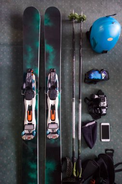 üstten görünüm Kayak aksesuarları yere yerleştirilir. Öğeler dahil kask, Gözlük, Kayak, eldiven. Kış spor boş zaman zaman kavramı