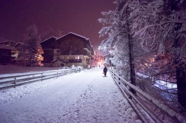 soğuk kış gece köyde karlı sokak