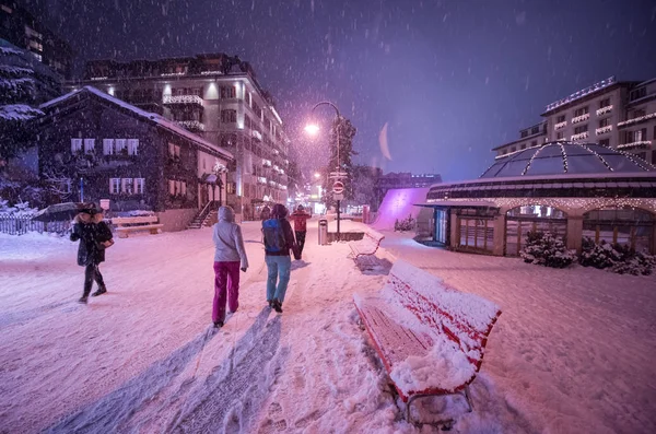 寒い冬の夜の村で雪に覆われた通り — ストック写真