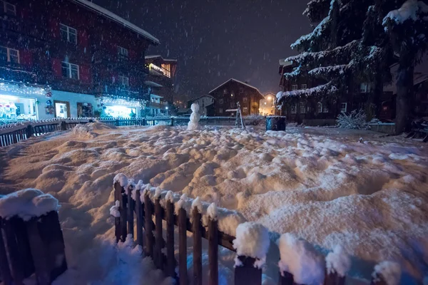 Śnieżny Street Mroźnych Zimowych Nocy Wieś — Zdjęcie stockowe