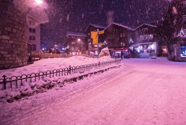 寒い冬の夜の村で雪に覆われた通り — ストック写真