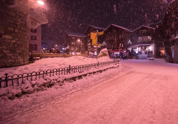寒い冬の夜の村で雪に覆われた通り — ストック写真