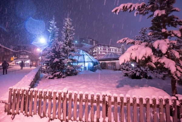 雪的街道在寒冷的冬天夜村庄 — 图库照片
