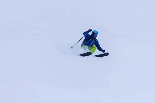 Skieur Freeride Avec Sac Dos Ski Alpin Sur Neige Poudreuse — Photo