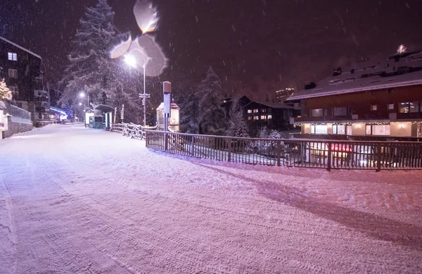 Snowy Rua Frio Inverno Noite Aldeia — Fotografia de Stock