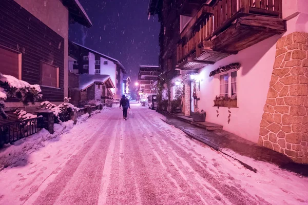 寒い冬の夜の村で雪に覆われた通り — ストック写真