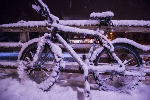 Fim Bicicleta Season Park Bicicleta Coberta Por Neve Uma Forte — Fotografia de Stock