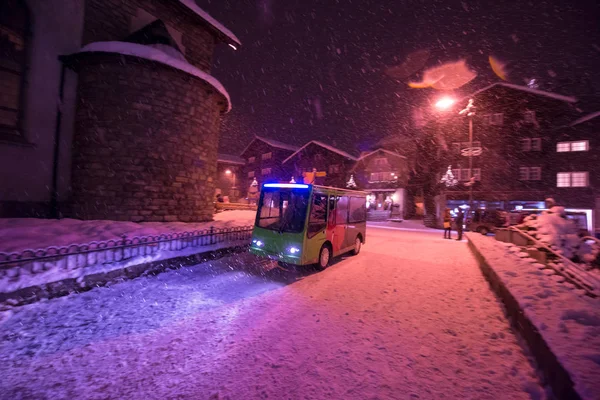 Ηλεκτρικά Ταξί Λεωφορείων Στους Χιονισμένους Δρόμους Στο Αυτοκίνητο Ελεύθερο Αλπικό — Φωτογραφία Αρχείου