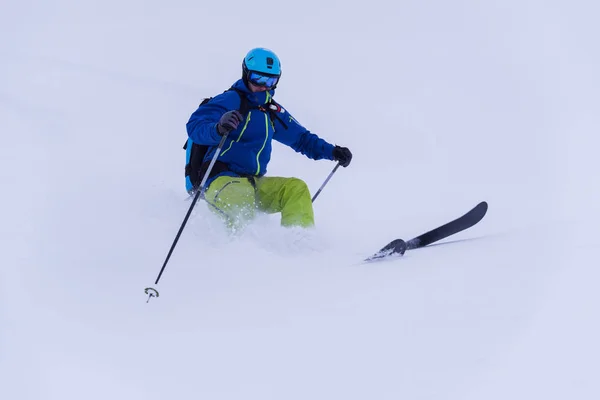 Freeride Esquiador Con Mochila Esquiando Cuesta Abajo Sobre Nieve Fresca —  Fotos de Stock