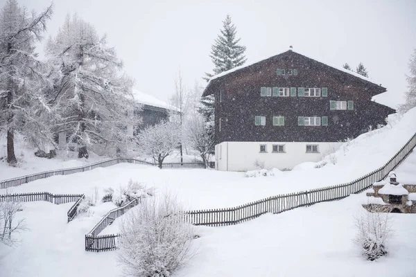 Hermoso Paisaje Invierno Con Casa Madera Tormenta Nieve — Foto de Stock