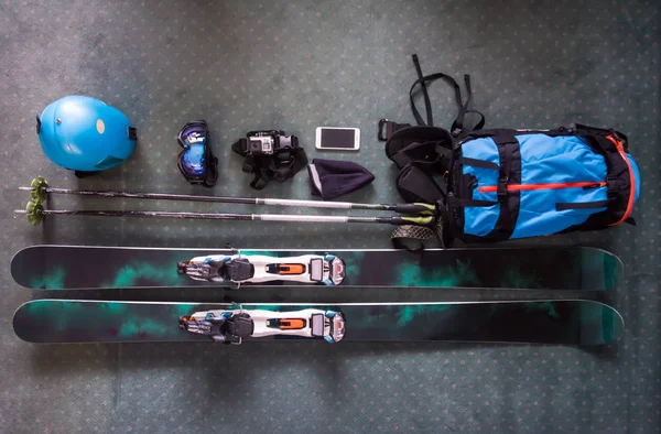 Bovenaanzicht Van Ski Accessoires Vloer Geplaatst Items Opgenomen Helm Handschoenen — Stockfoto
