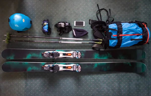 スキー アクセサリーの平面図は 床に配置されます アイテムには ヘルメット ゴーグル スキー 手袋が含まれています 冬スポーツ レジャー時間の概念 — ストック写真