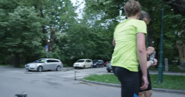 ジョギングの後休憩をしている友人のグループ — ストック動画