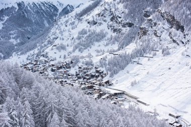 Zermatt manzara ile İsviçre taze kar Vadisi ve matterhorn tepe