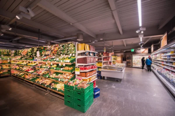 Group People Shopping Modern Supermarket Checking Prices Ingredients — Stock Photo, Image