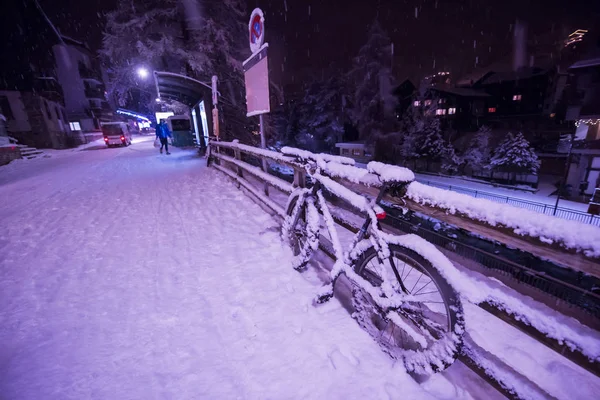 自転車シーズンの終わり 大雪で雪に覆われた駐車自転車 冬のサイクリング — ストック写真