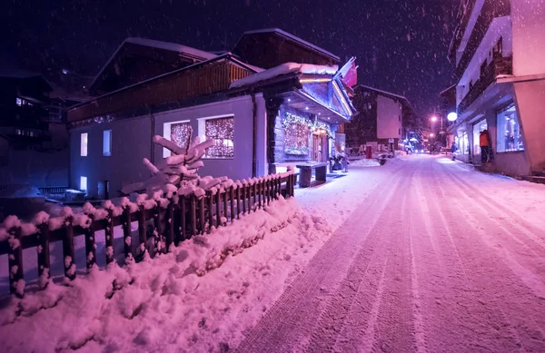 Snowy Rua Frio Inverno Noite Aldeia — Fotografia de Stock