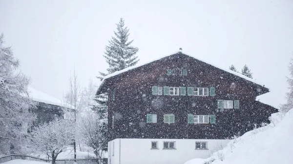 Hermoso Paisaje Invierno Con Casa Madera Tormenta Nieve — Foto de Stock