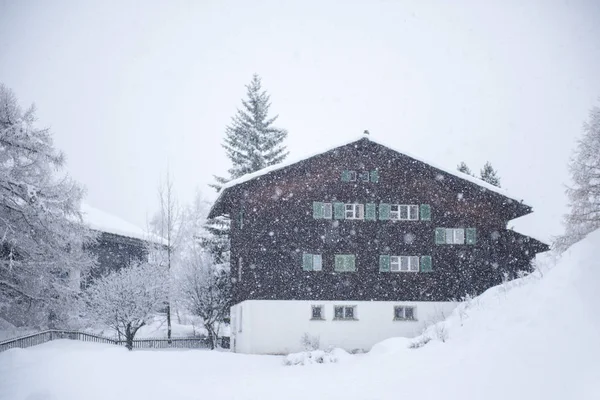 Bellissimo Paesaggio Invernale Con Casa Legno Tempesta Neve — Foto Stock