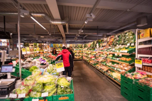 Група Людей Купує Сучасному Супермаркеті Перевіряє Ціни Інгредієнти — стокове фото