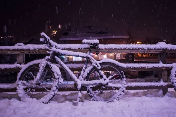 自転車シーズンの終わり 大雪で雪に覆われた駐車自転車 冬のサイクリング — ストック写真