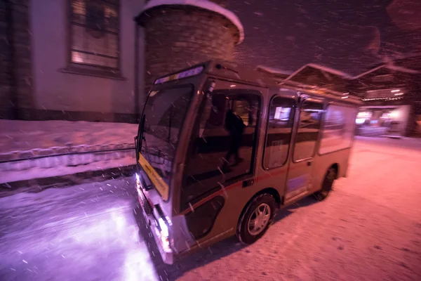 Ônibus Táxi Elétrico Ruas Nevadas Aldeia Montanha Alpina Sem Carro — Fotografia de Stock