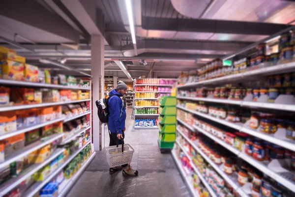 年轻人在现代超级市场购物 检查价格和配料 — 图库照片