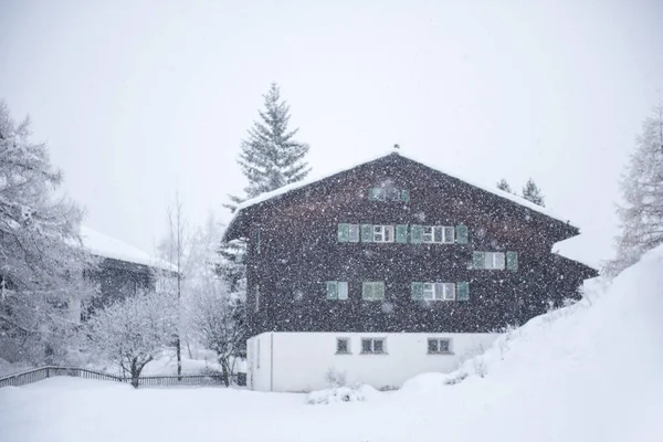 Beau Paysage Hiver Avec Maison Bois Dans Tempête Neige — Photo