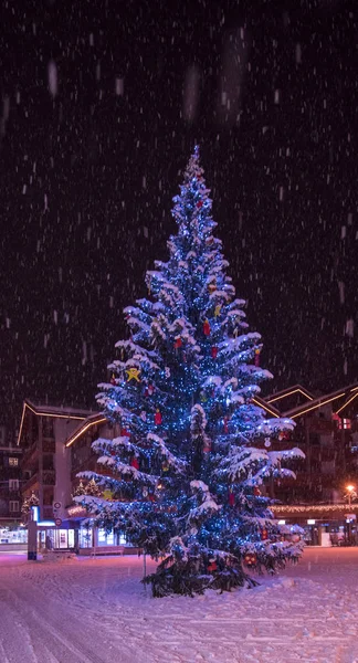 Strada Innevata Nel Freddo Villaggio Notte Inverno — Foto Stock