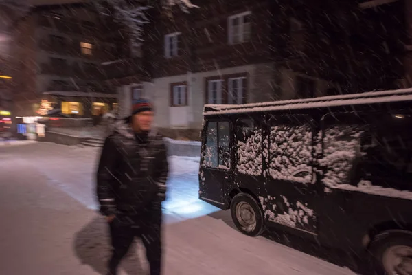 寒い冬の夜の村で雪に覆われた通り — ストック写真