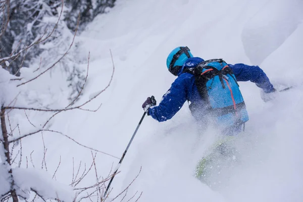 Skieur Freeride Avec Sac Dos Ski Alpin Sur Neige Poudreuse — Photo