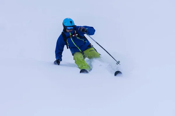 自由人滑雪者与背包滑雪下坡上新鲜的粉末雪 — 图库照片